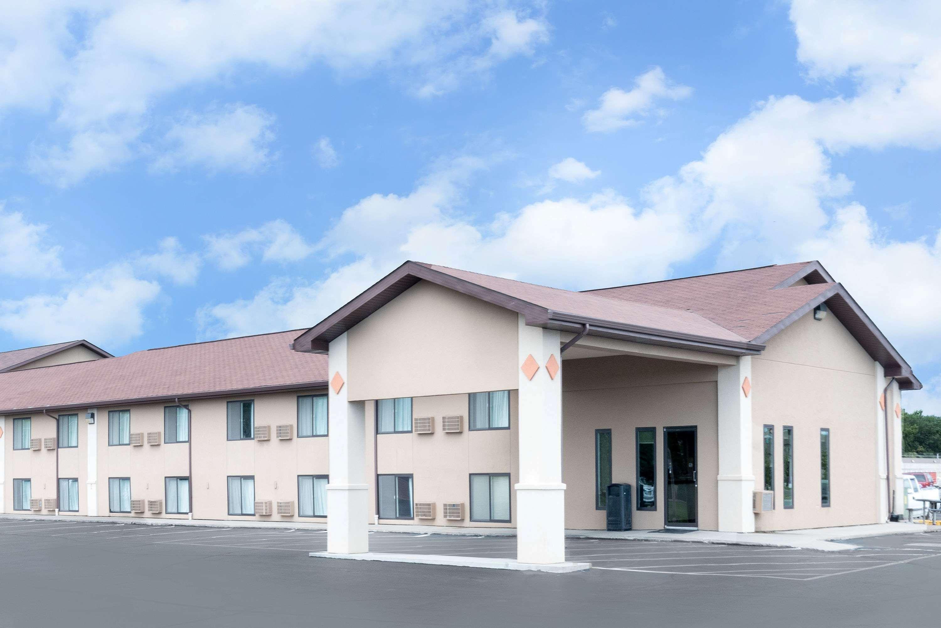 Super 8 By Wyndham Huron Exterior foto