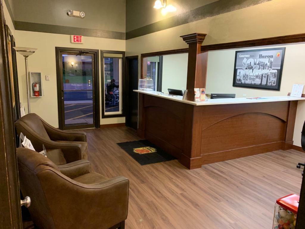 Super 8 By Wyndham Huron Exterior foto