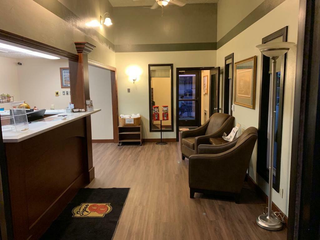 Super 8 By Wyndham Huron Exterior foto